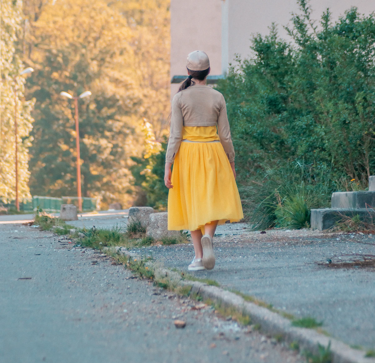 Well-tailored high-waisted trousers in a warm neutral fabric
